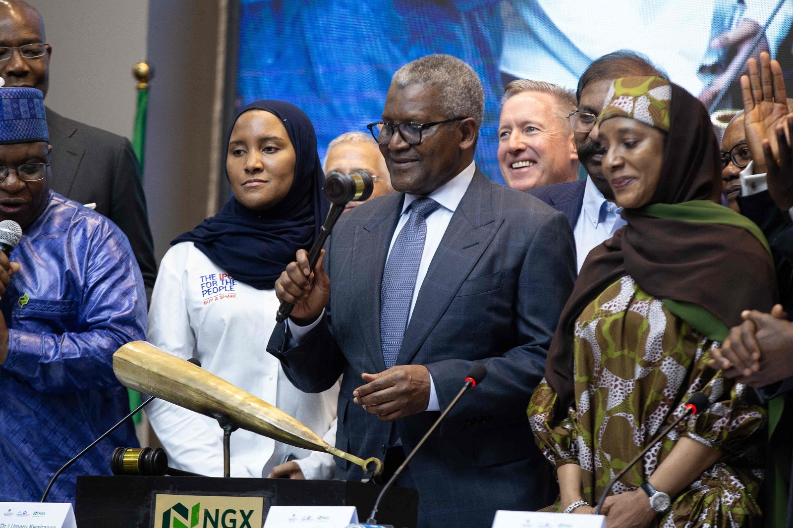 Aliko Dangote (center), President and CEO of the Dangote Group, strikes the gong at the Nigerian Exchange Group to launch the initial public offering (IPO) for Dangote Refinery, in Lagos, Nigeria, on September 14, 2026. /CFP