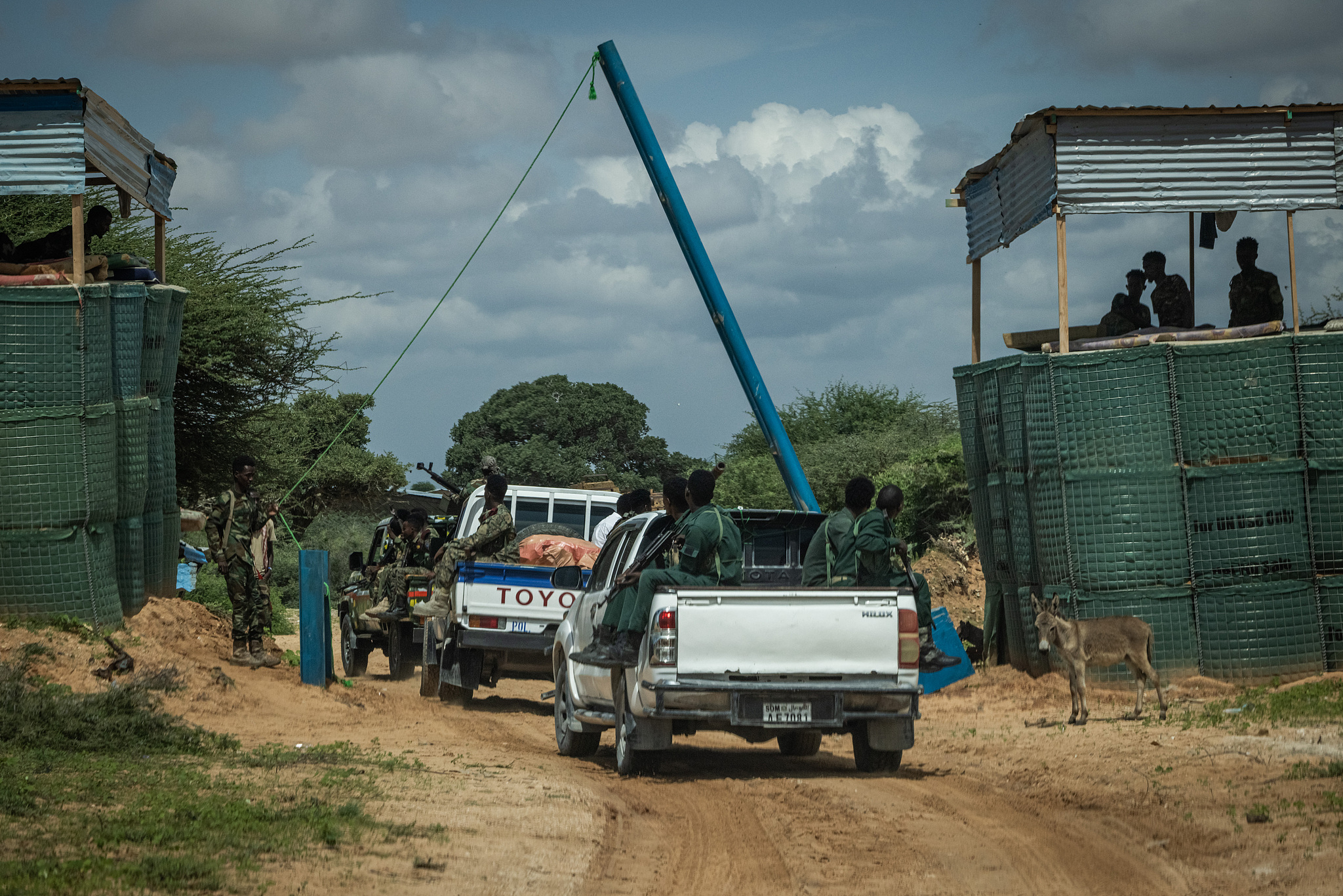 Soldiers from the Somali National Army travel through a check point as they enter Hiilweyne training institute in a military base north of Mogadishu, Somalia, April 21, 2025. /VCG