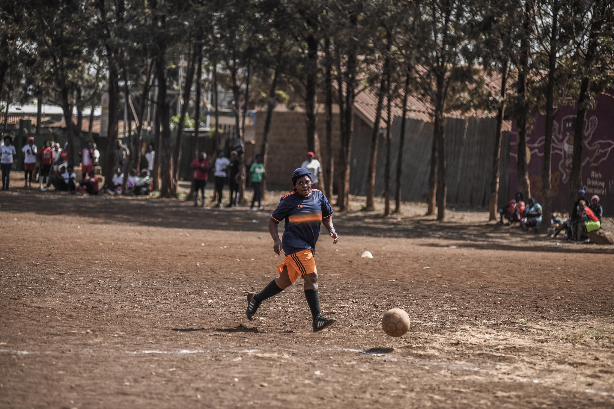 A woman takes part in a football training session with the Mugumoini team in Kibera, Nairobi, Kenya, September 25, 2026. /VCG 