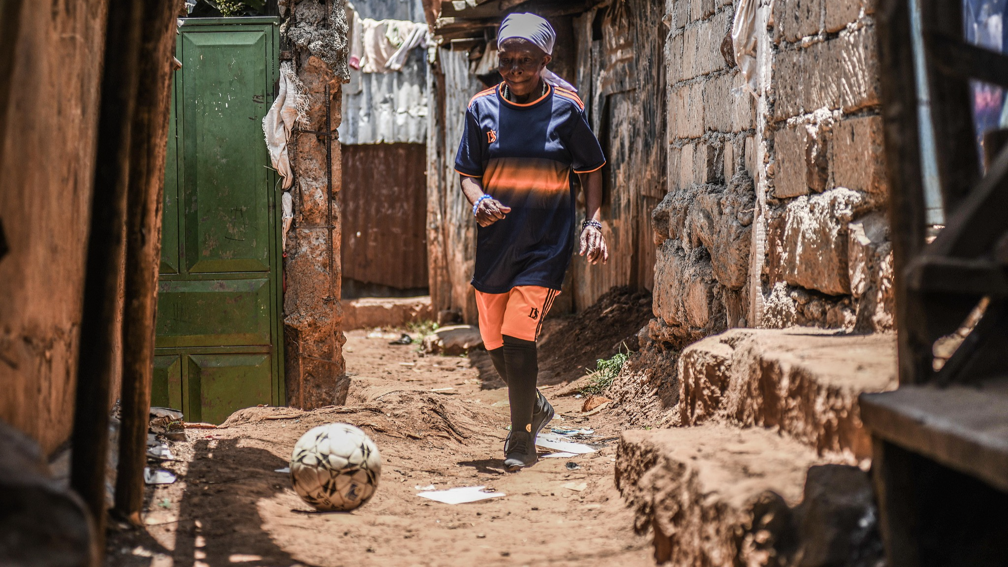 A woman kicks a ball before taking part in a football training session with the Mugumoini team in Kibera, Nairobi, Kenya, September 25, 2026. /VCG