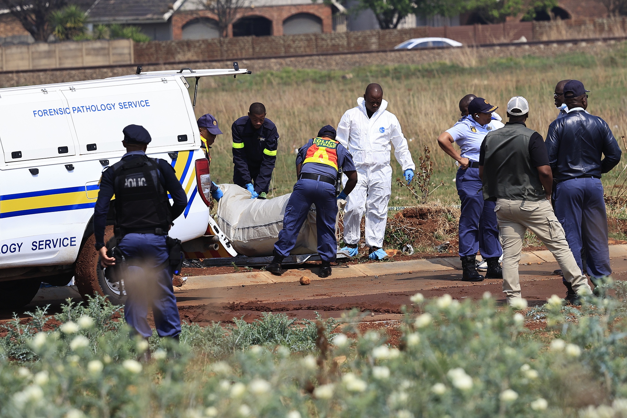 Members of the SAPS (South African Police Service) and state pathologists inspect the body of one of the women found dumped on the side of a road in Boksburg, Johannesburg, South Africa, September 17,  2026./VCG