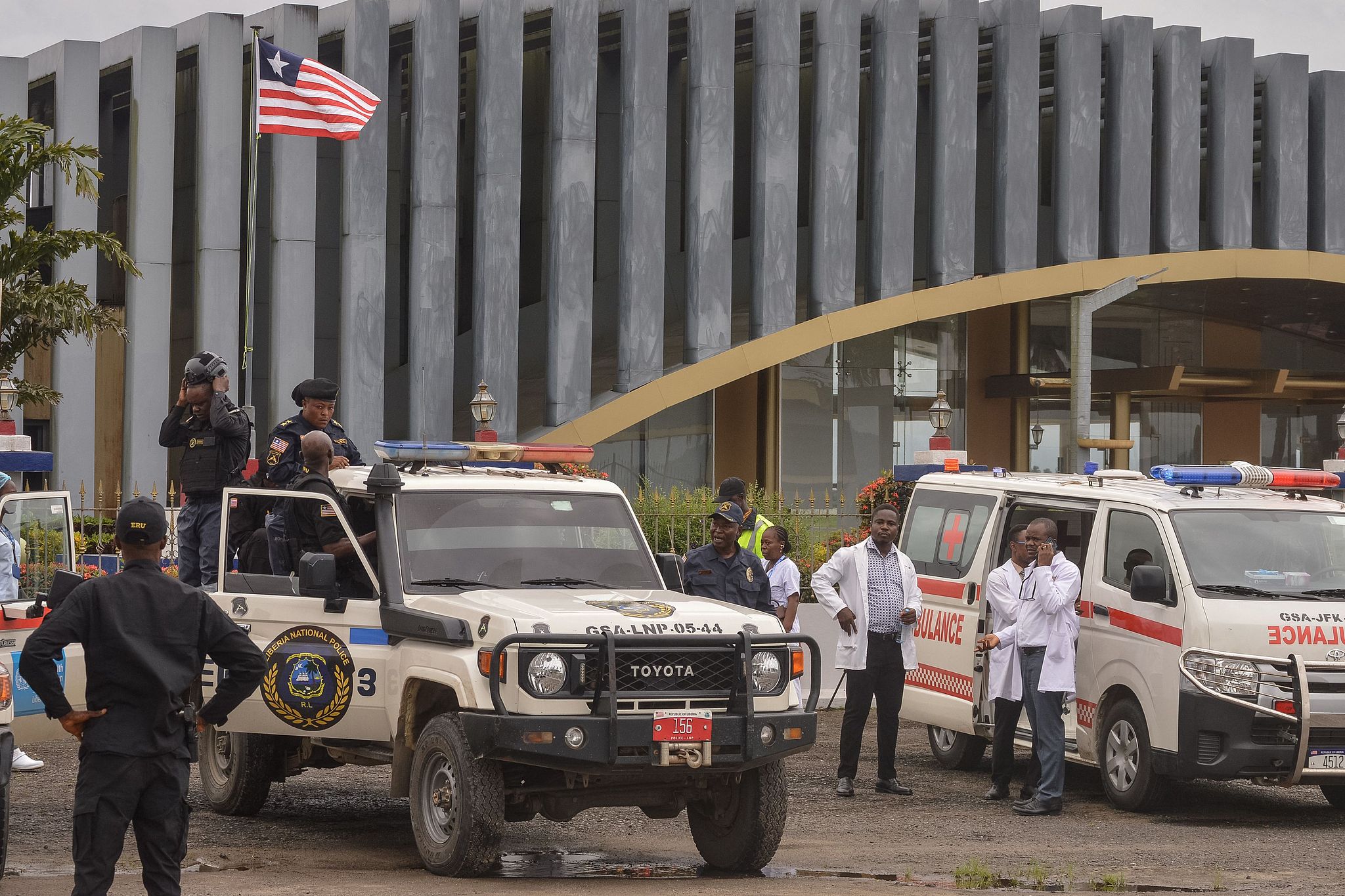 Liberia's national police officers stand guard for a plane carrying migrants deported from the US at the Roberts International Airport in Harbel, some 56 kilometers outside of Liberia's capital of Monrovia, on August 20, 2026. /VCG