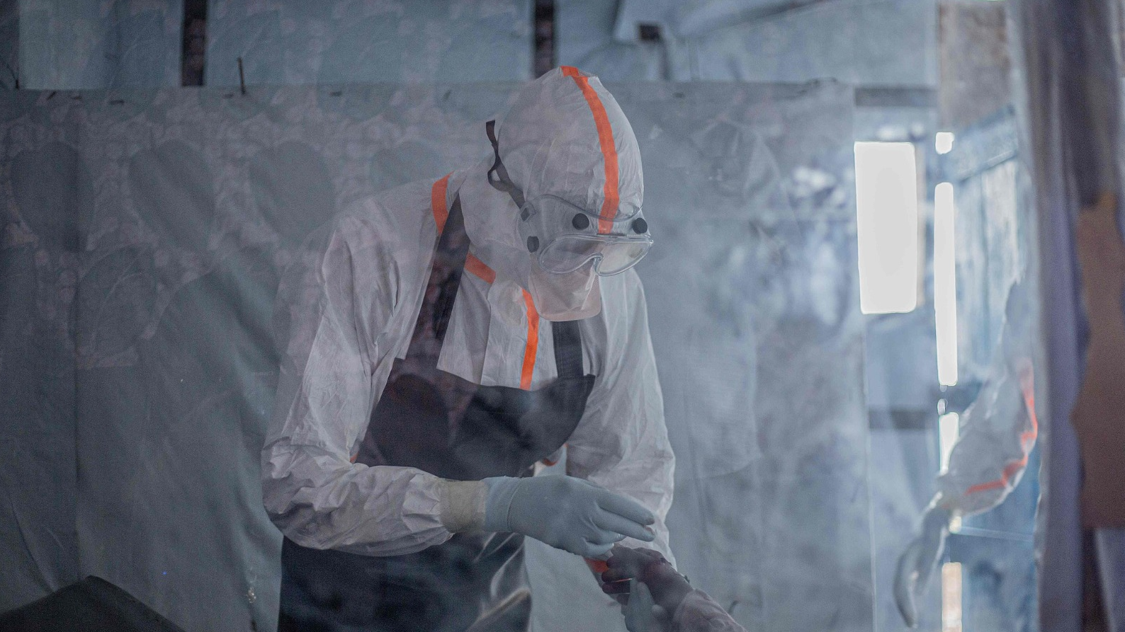 A doctor provides care to a patient with Ebola virus disease at the Rwampara Ebola Treatment Centre in Bunia, Ituri Province, eastern Democratic Republic of the Congo, July 13, 2026. /VCG