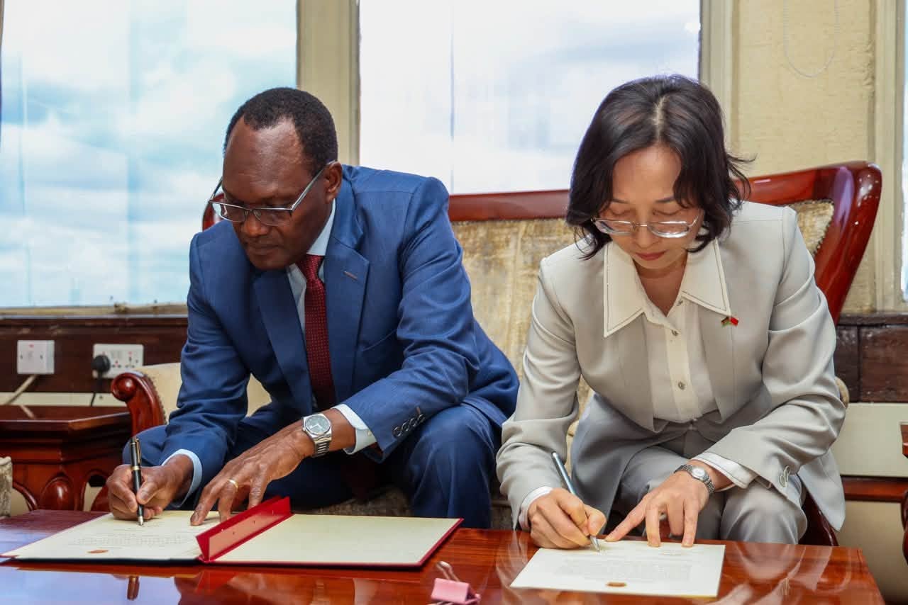 Dr. Chris Kiptoo, Principal Secretary of the National Treasury (left), and Chinese Ambassador to Kenya Guo Haiyan (right), sign the handover certificate at the National Treasury in Nairobi, October 8, 2026. /Chinese Embassy in Kenya
