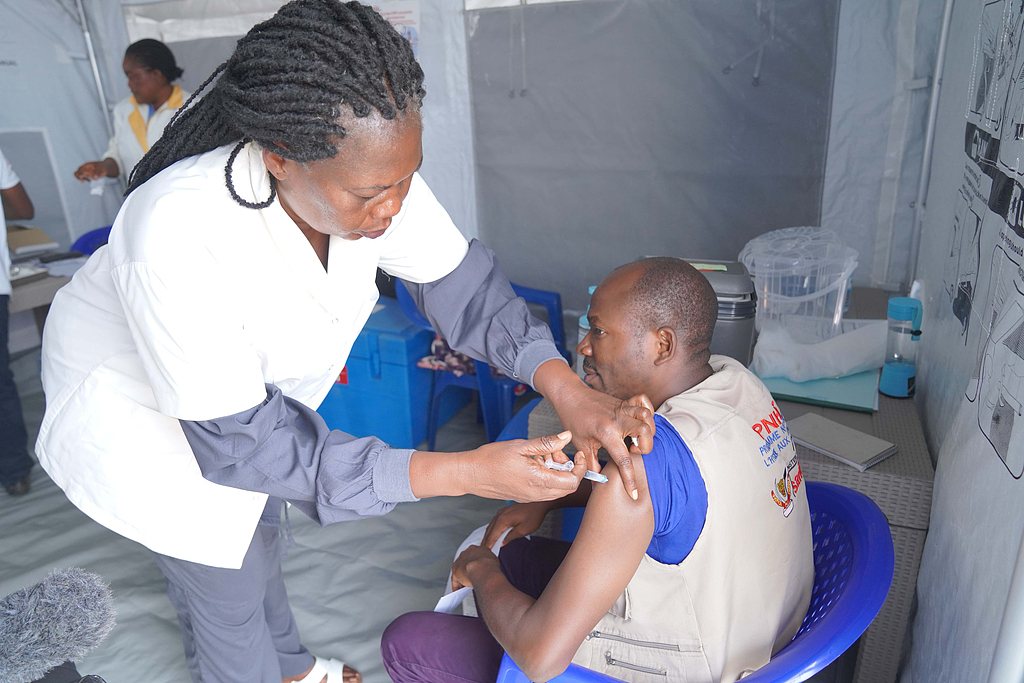 A healthcare worker administers an Ebola vaccine at a vaccination center, in Bunia, Ituri province, DR Congo on September 19, 2026. /VCG
