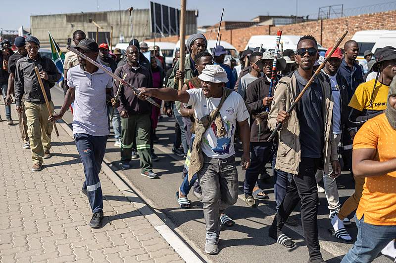 Protesters marched with sticks and sang in Alexandria, South Africa, holding a demonstration demanding the deportation of illegal immigrants, July 30, 2026. /VCG