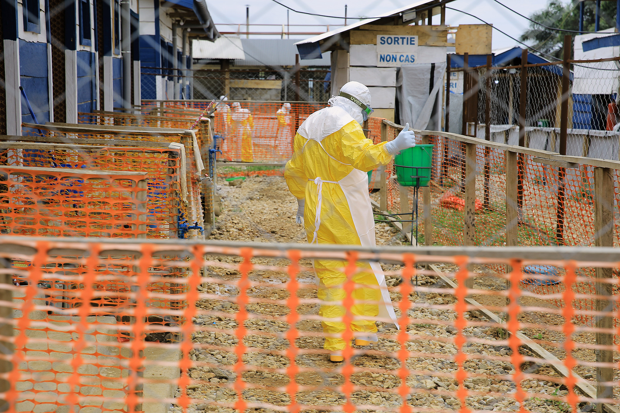 A healthcare worker walks through a treatment center for Ebola patients in Beni, North Kivu province, eastern Congo, October 7, 2026. /VCG