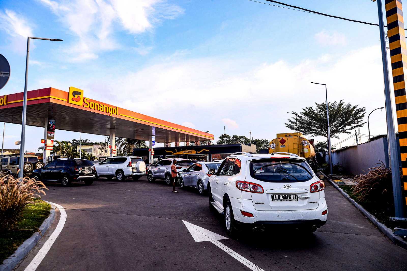 Vehicles queue at a Sonangol fuel station in Luanda, Angola, March 24, 2026. /VCG