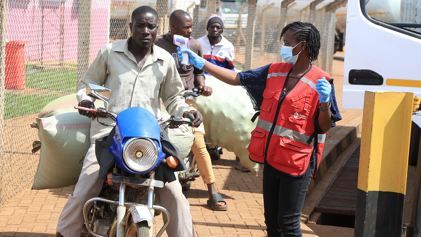 A Kenyan health worker checks the temperatures of travelers crossing from Uganda to Kenya as part of measures to contain the spread of Ebola virus, in Busia, Kenya, Thursday, October 15, 2026. /VCG