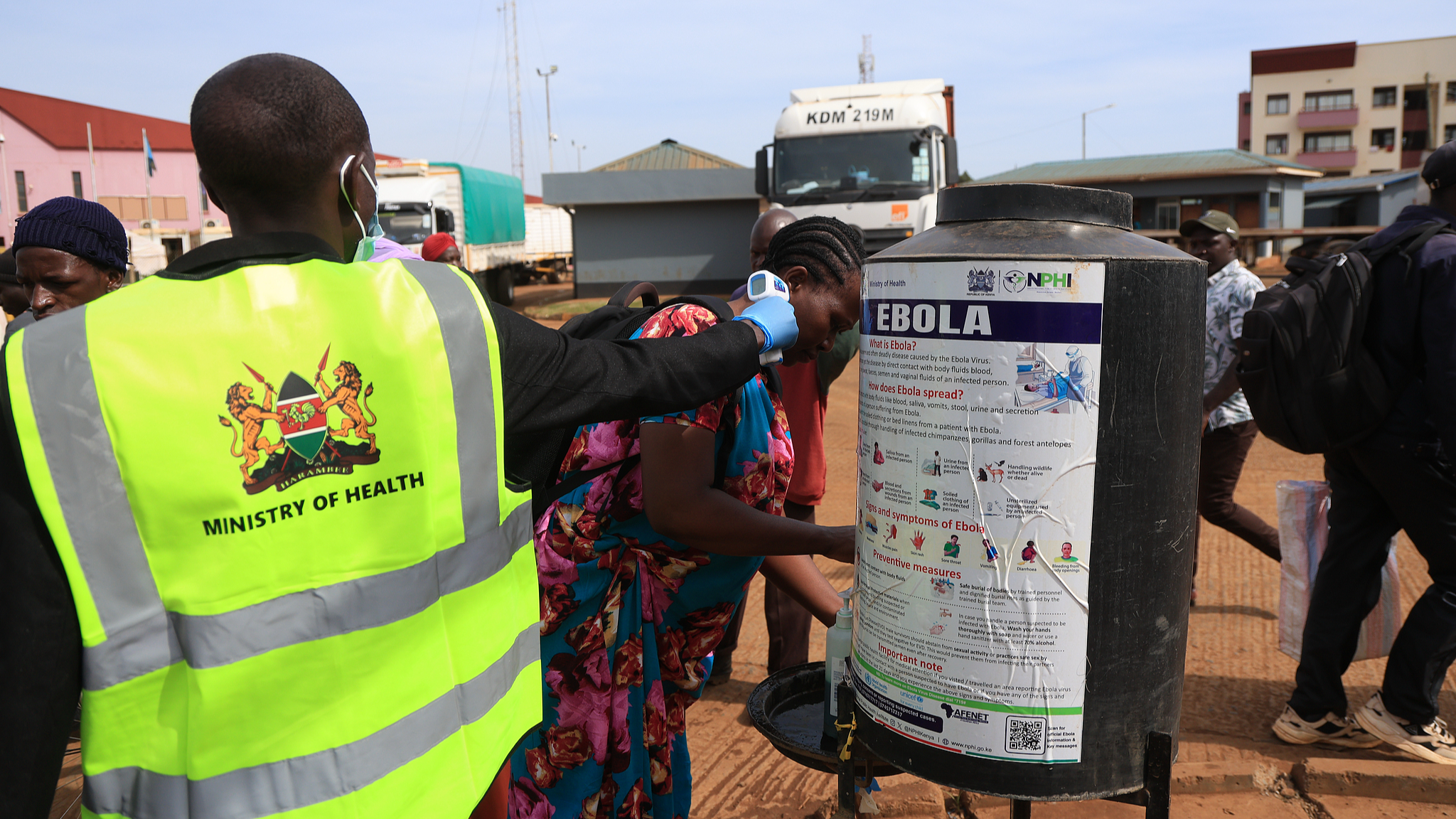 A Kenyan health worker checks the temperatures of travelers arriving from Uganda as part of measures to contain the spread of the Ebola virus in Busia, Kenya, October 15, 2026. /VCG