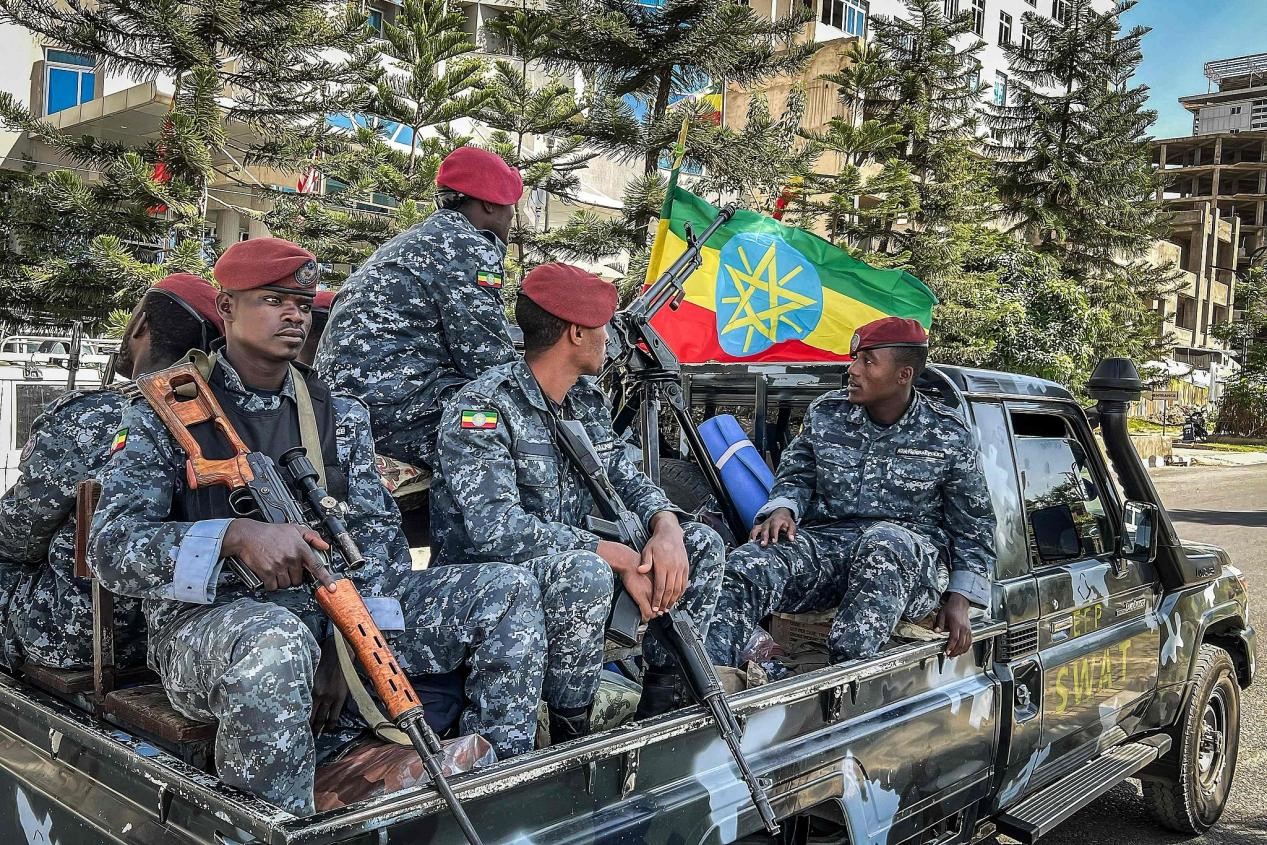 Members of the Ethiopian Federal Police (EFP) patrol aboard a pickup truck as they resume operations after federal forces pushed back the rebel Tigray People's Liberation Front (TPLF) in Mekelle on October 9, 2026./VCG