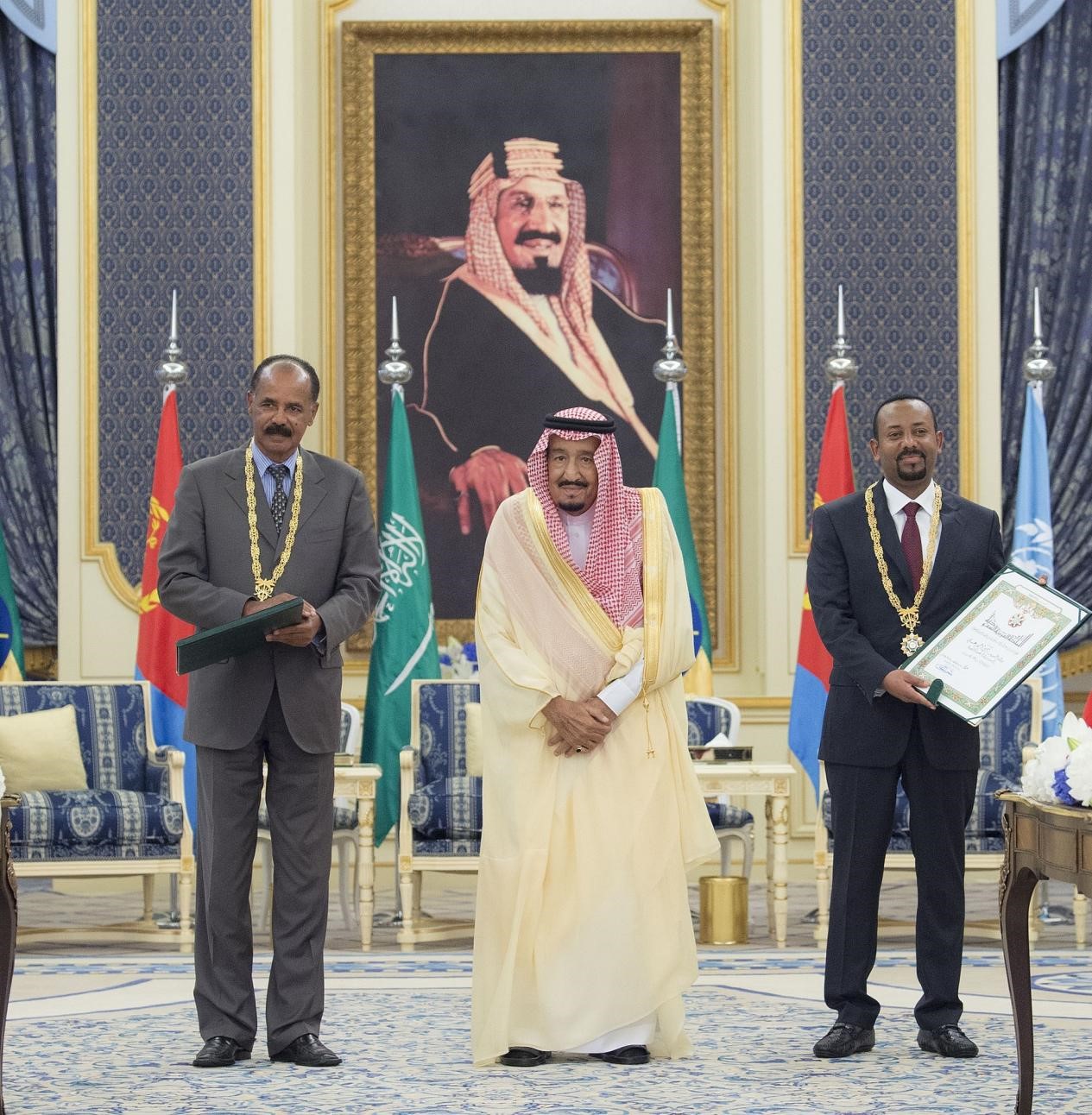 King of Saudi Arabia, Salman bin Abdulaziz Al Saud (C) poses for a photo with Prime Minister of Ethiopia, Abiy Ahmed (R) and President of Eritrea, Isaias Afwerki (L)  after a signing ceremony in Jeddah, Saudi Arabia on September 16, 2018./VCG