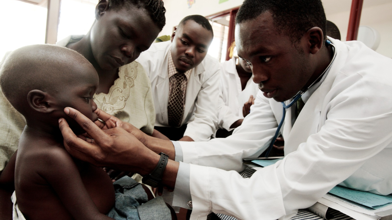 Doctors assessing malnourished children in Gulu, Uganda, November 21, 2011. /VCG